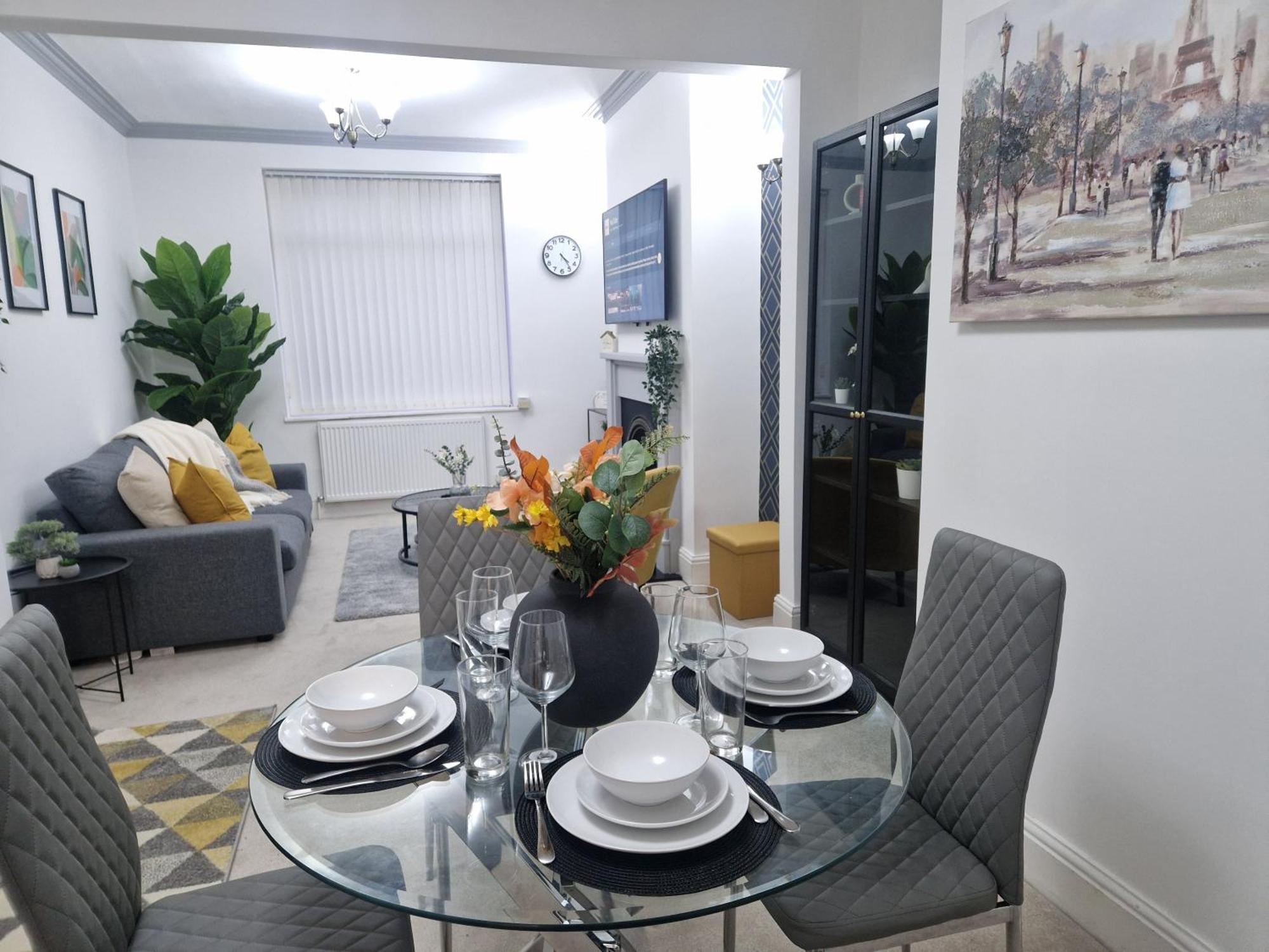 Modern House Close To Etihad, Coop Live, Centre, Ideal For Groups, Families & Work, Free Parking Holiday home *