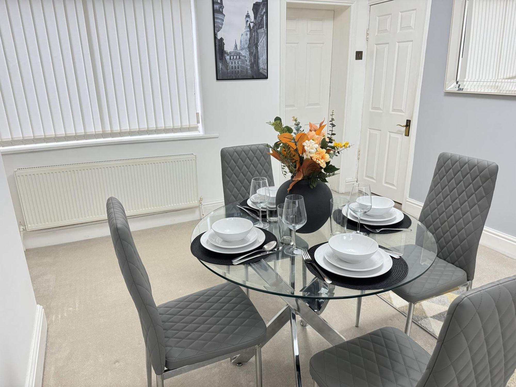 Holiday home Modern House Close To Etihad, Coop Live, Centre, Ideal For Groups, Families & Work, Free Parking *